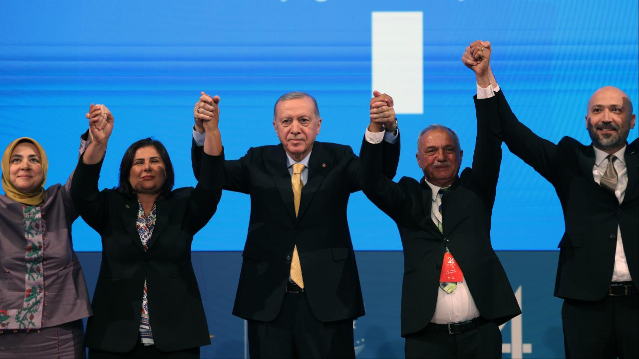 AK Parti, 24. kuruluş yıl dönümünde 9 belediye başkanını kadrosuna kattı