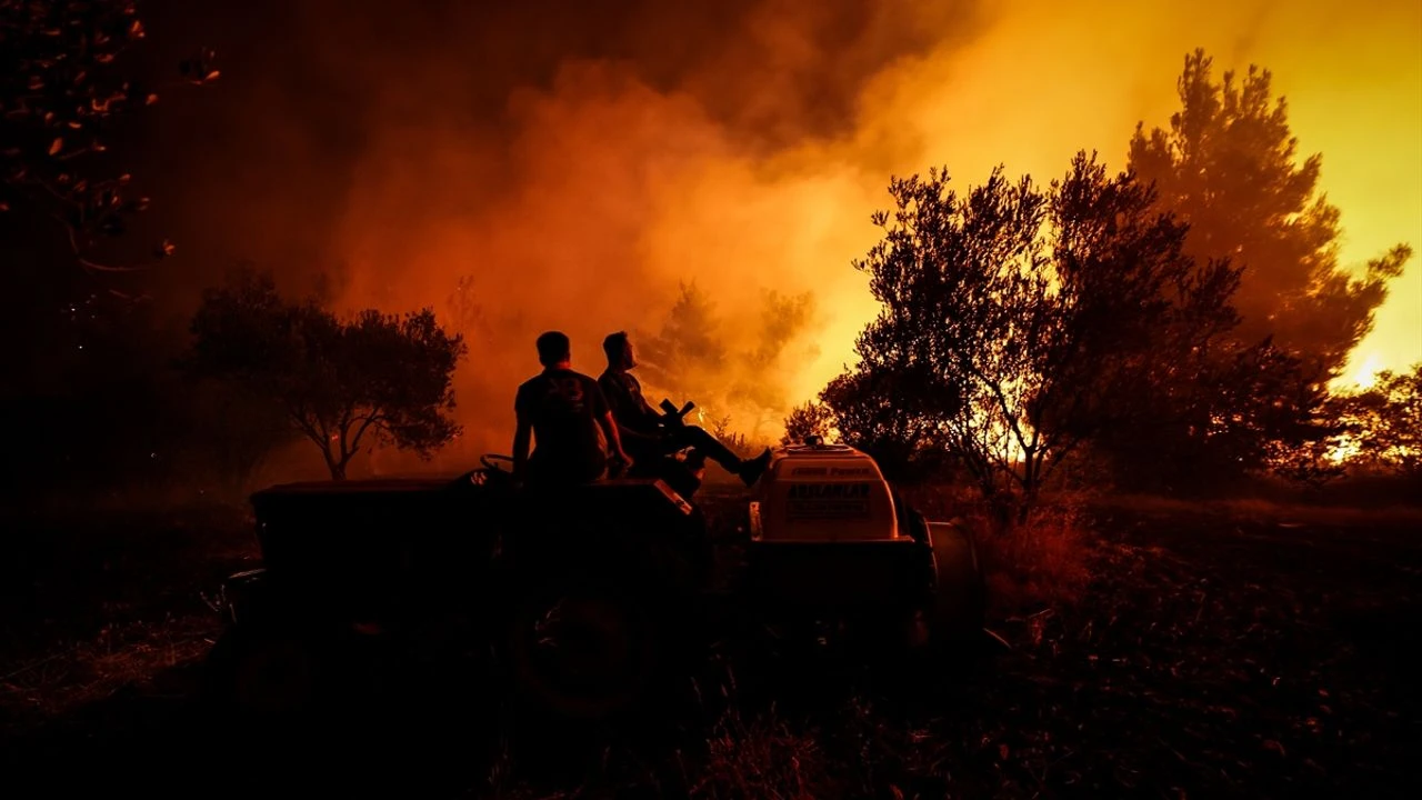 Yeşil vatan yanıyor: Çanakkale ve Manisa yangınları 2. gününde sürüyor