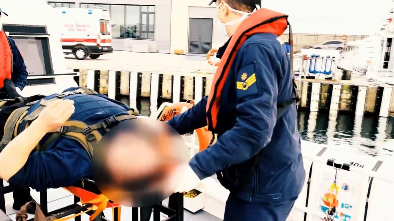 Karasu açıklarında gemide rahatsızlanan yolcu Sahil Güvenlik tarafından kurtarıldı