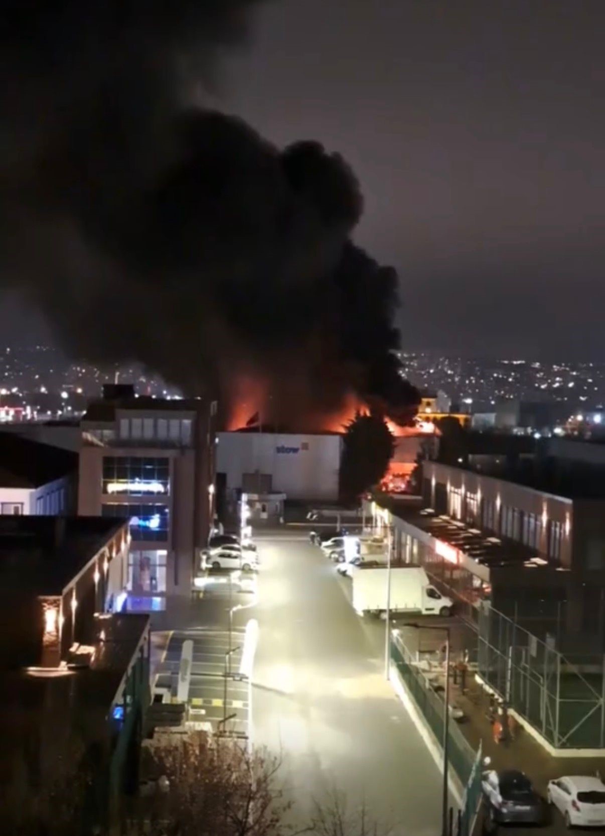 Raf imalatı yapılan fabrika alevlere teslim oldu