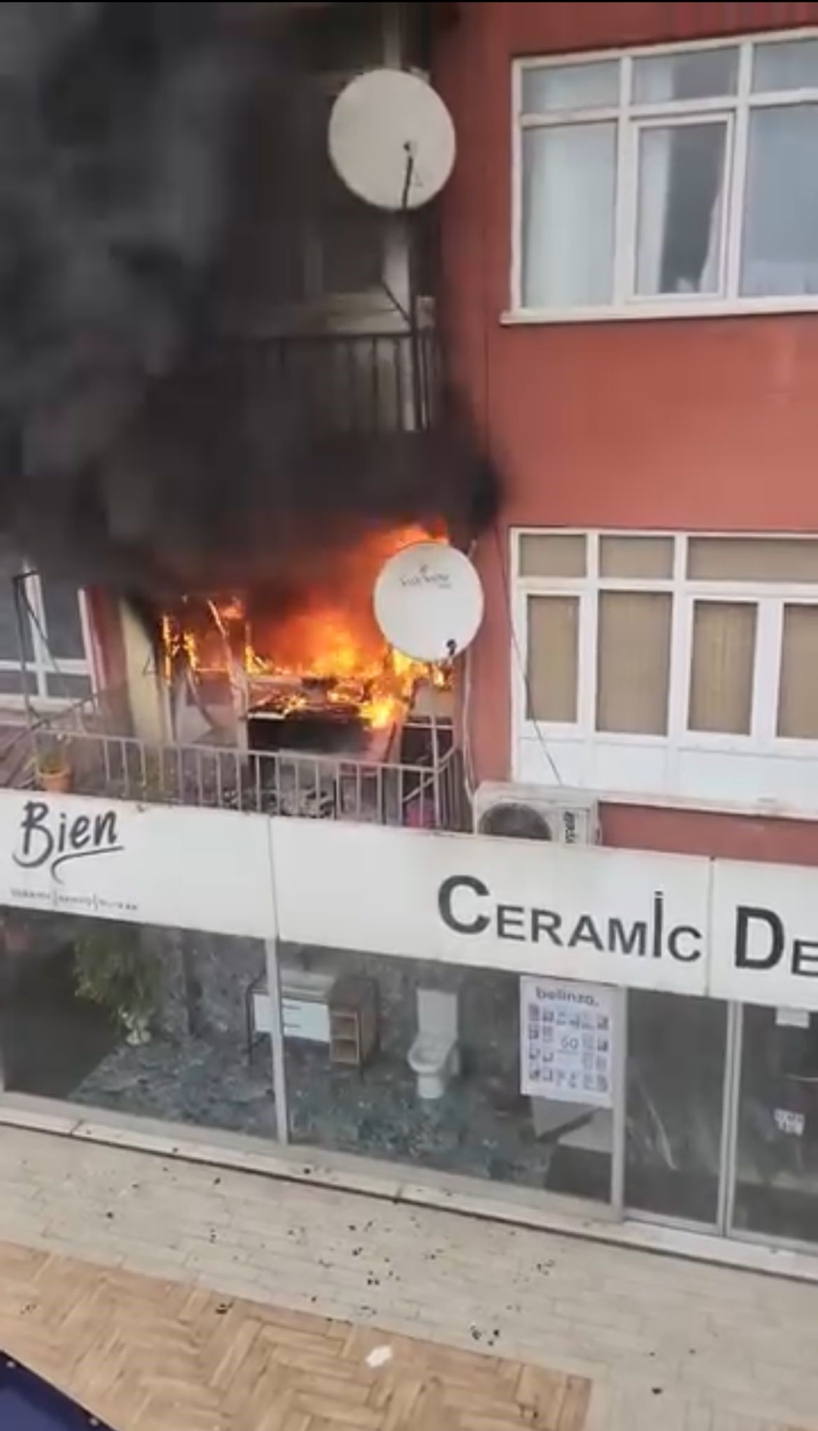 Daire alevlere teslim oldu, 4 kişi dumandan etkilendi