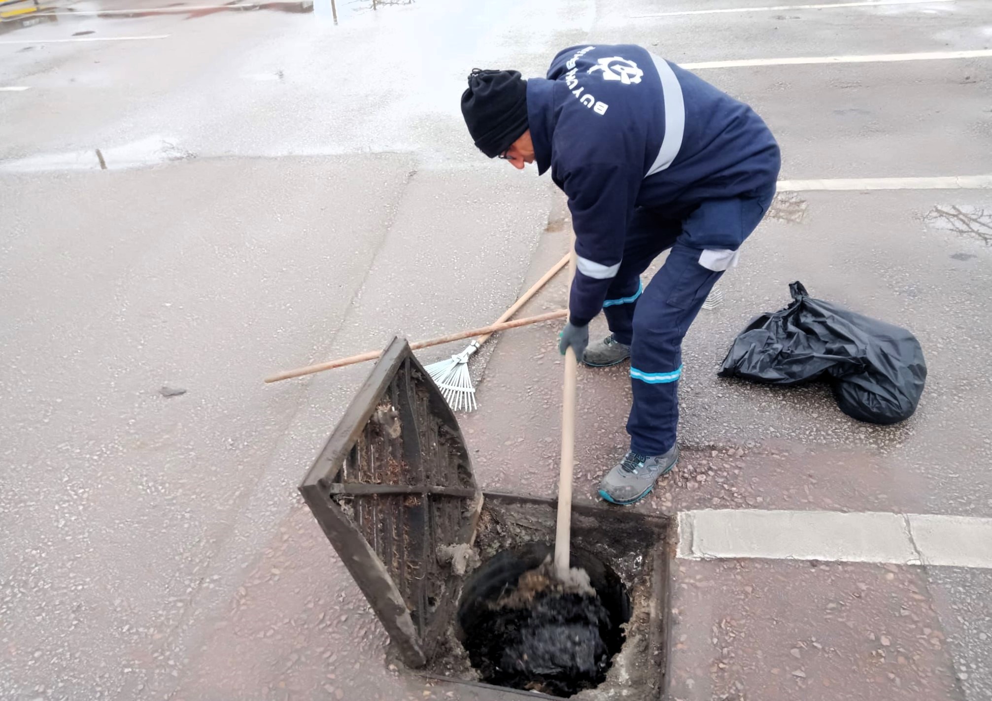 Kent genelinde mazgal ve menfezler temizleniyor