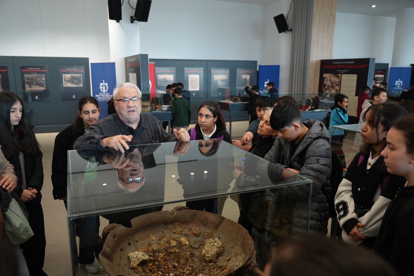 Buram buram tarih kokan sergiye büyük ilgi