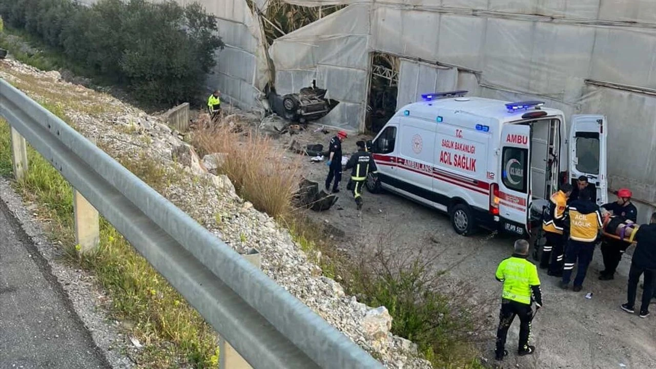 Direksiyon hakimiyetini kaybetti: Araç muz serasına girdi