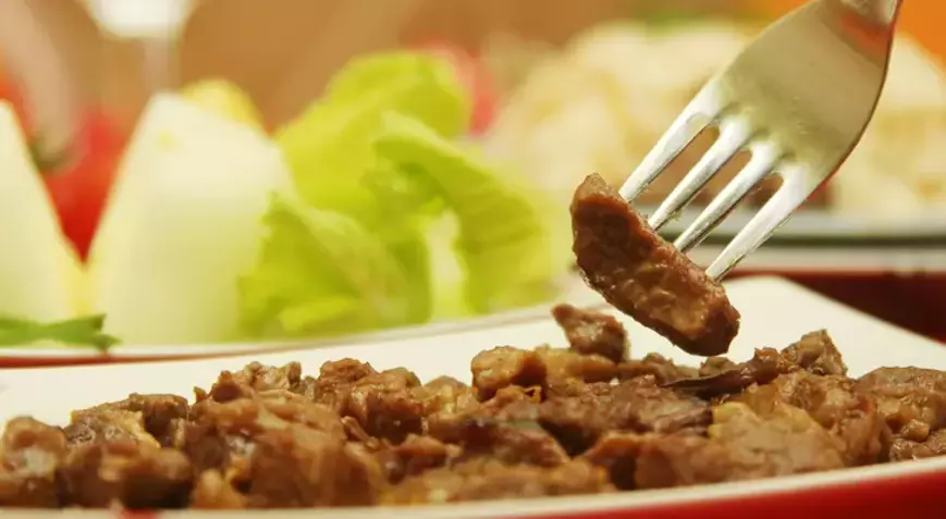 Aşevin’de büyük skandal! Dağıtılan kavurmadan ‘yarış atı çipi’ çıktı