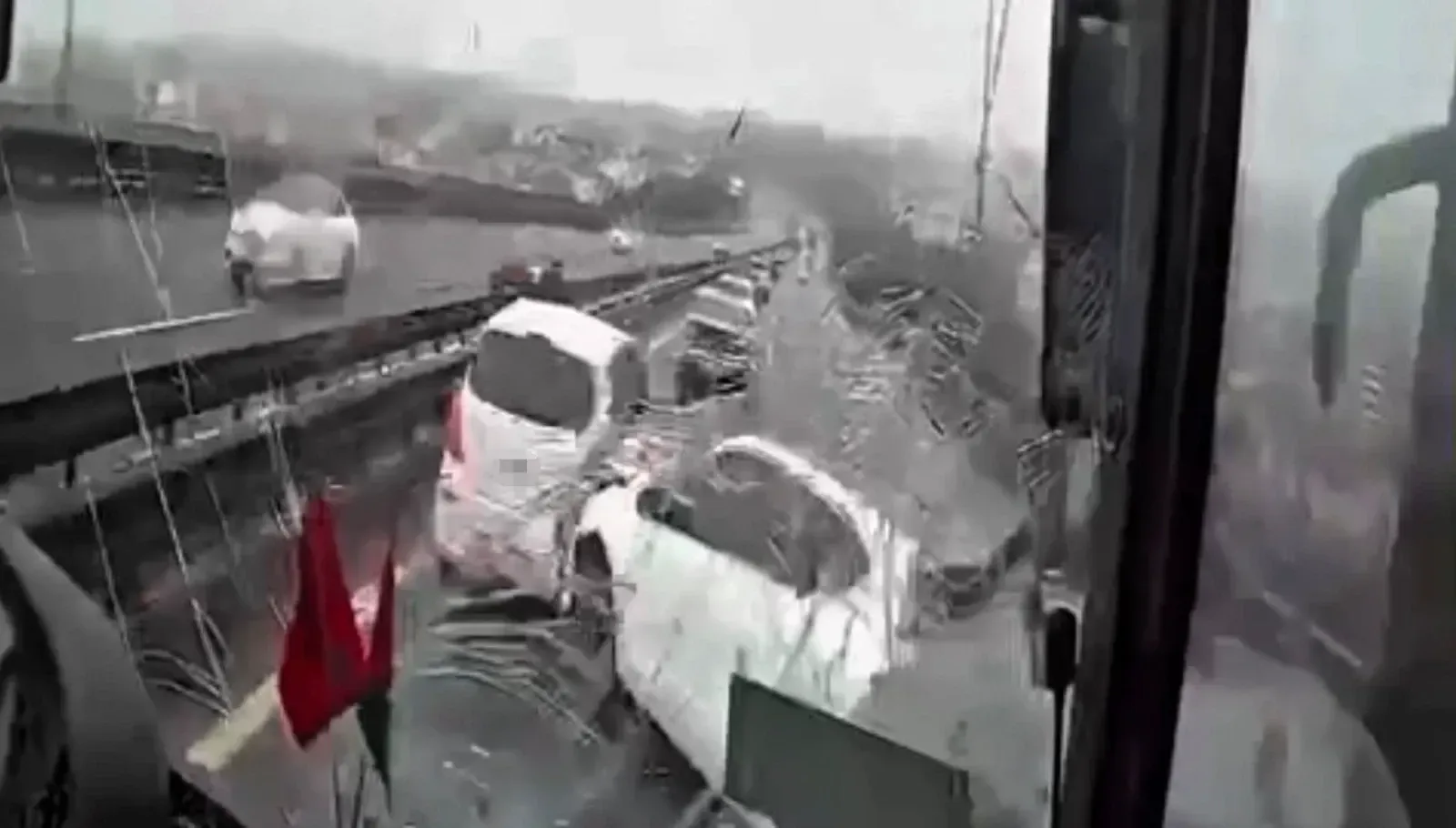 Kaza sonrası skandal: Otobüs kaçtı, sürücüler ters şeride daldı