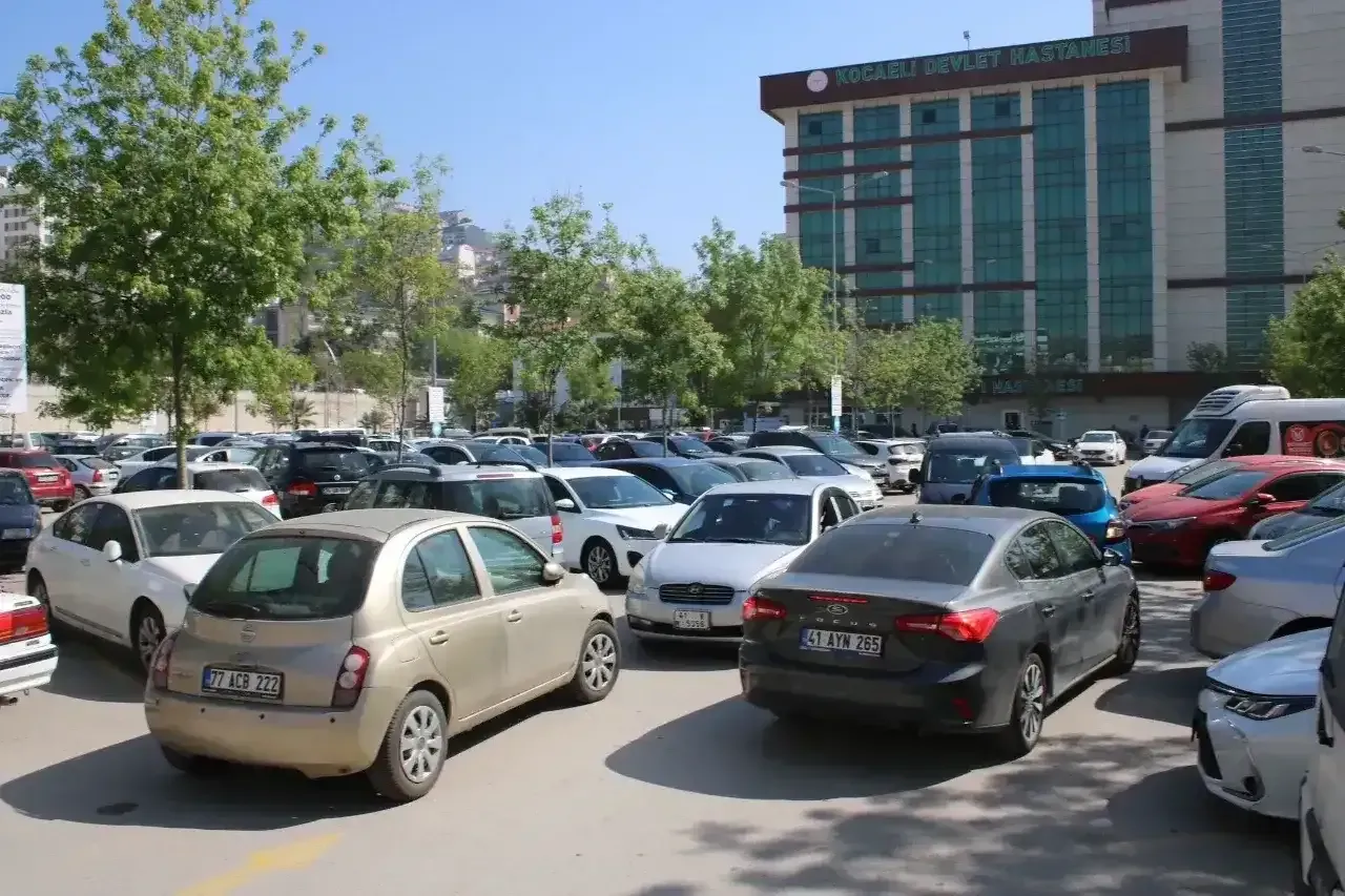 Kocaeli Devlet Hastanesi otoparkında yer tutma sorunu: Vatandaşlardan düzenleme talebi