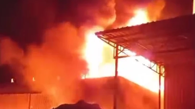 Akyazı’da yağ kazanı patladı: Tesis yangını çıktı, itfaiye müdahale etti