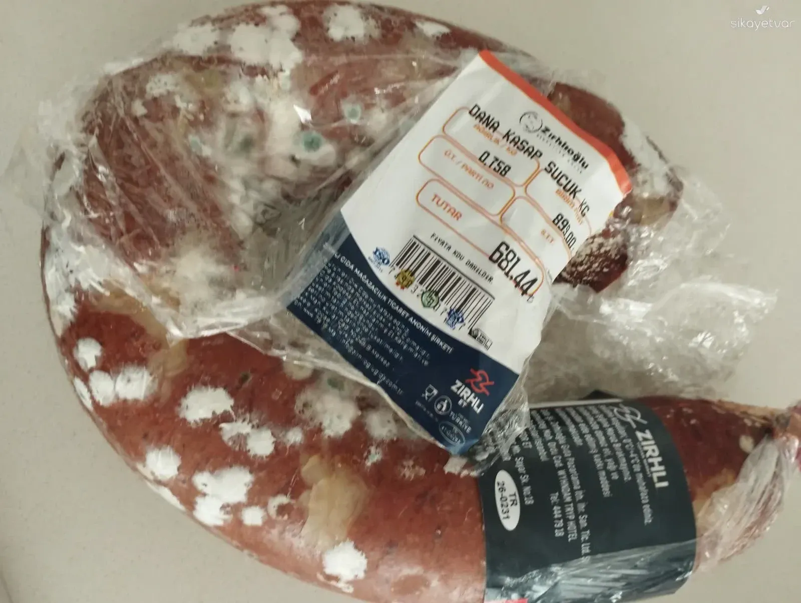 15 günde küflendiğini iddia etti: Zincir marketten aldığı sucuk tepki çekti