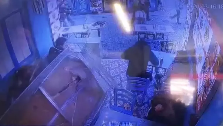 Ailenin üzerine tavan çöktü, korku dolu anlar yaşandı