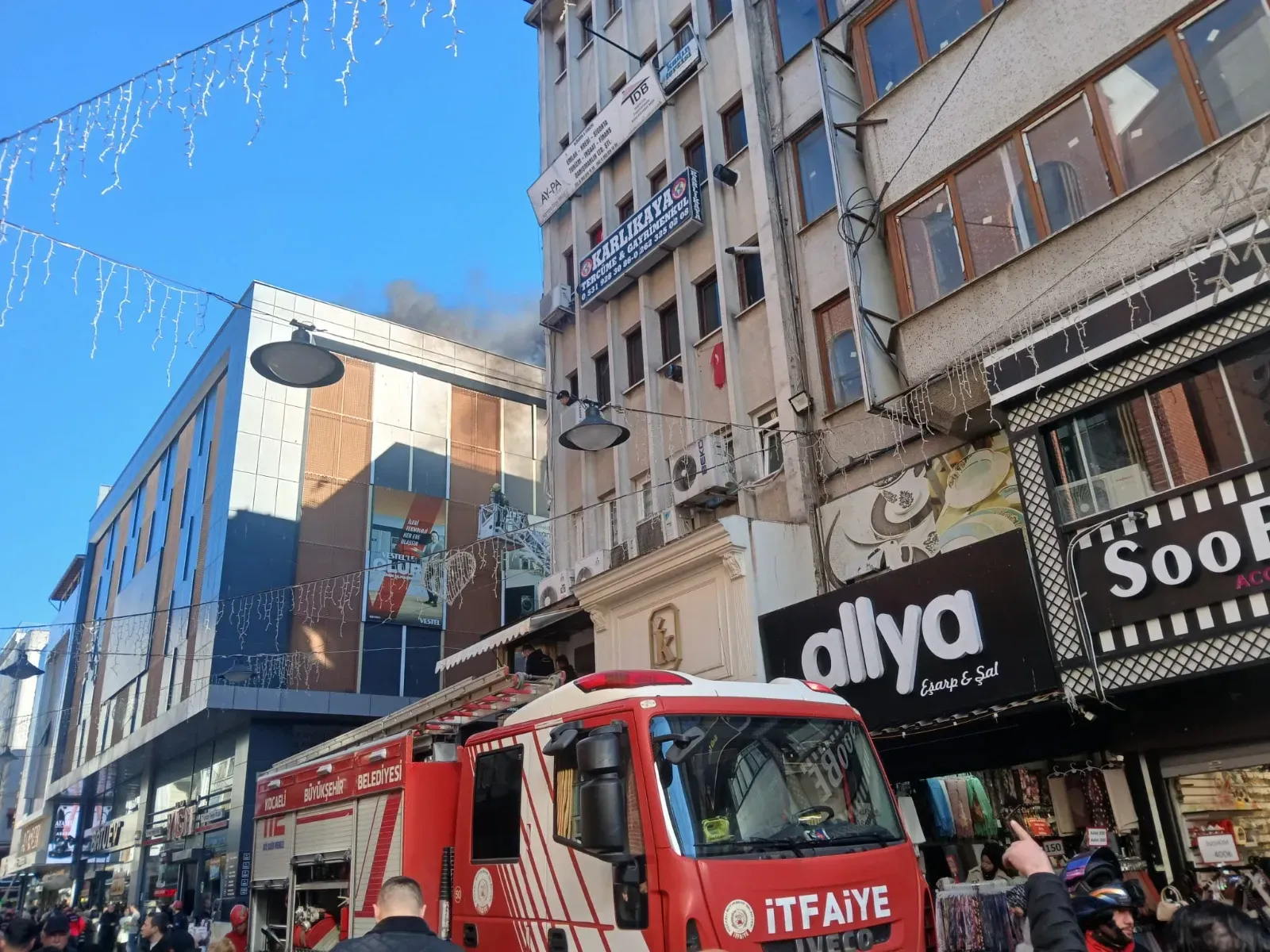 2 kişinin dumandan etkilendiği İzmit’teki yangın kontrol altına alındı