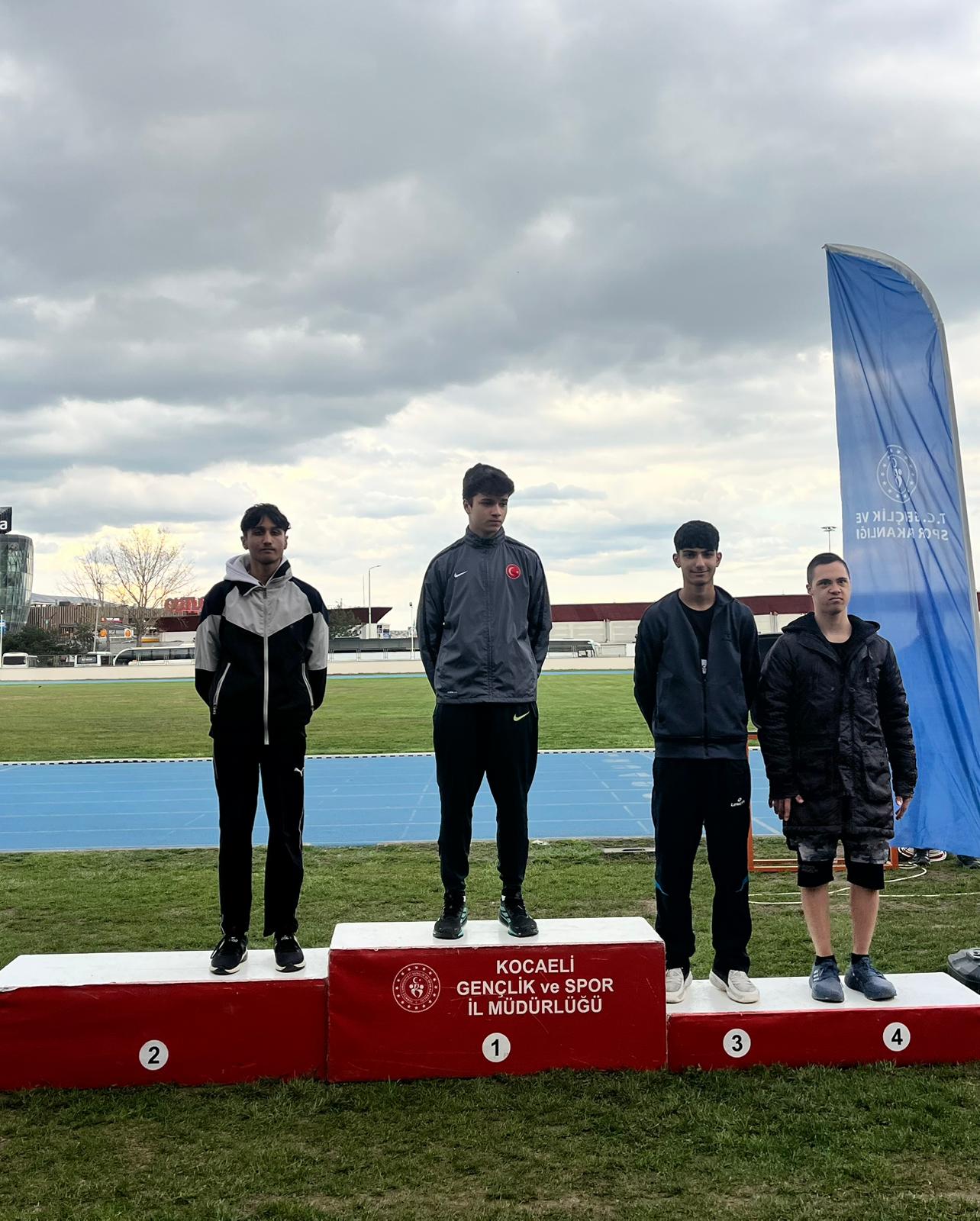 Çayırova’ya atletizmde 2 madalya geldi