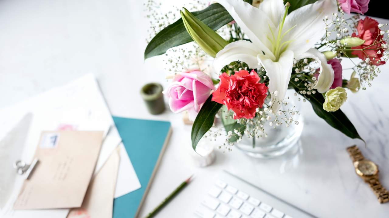 Yeni İş Tebriği İçin Masaüstü Dekoratif Aranjmanlar