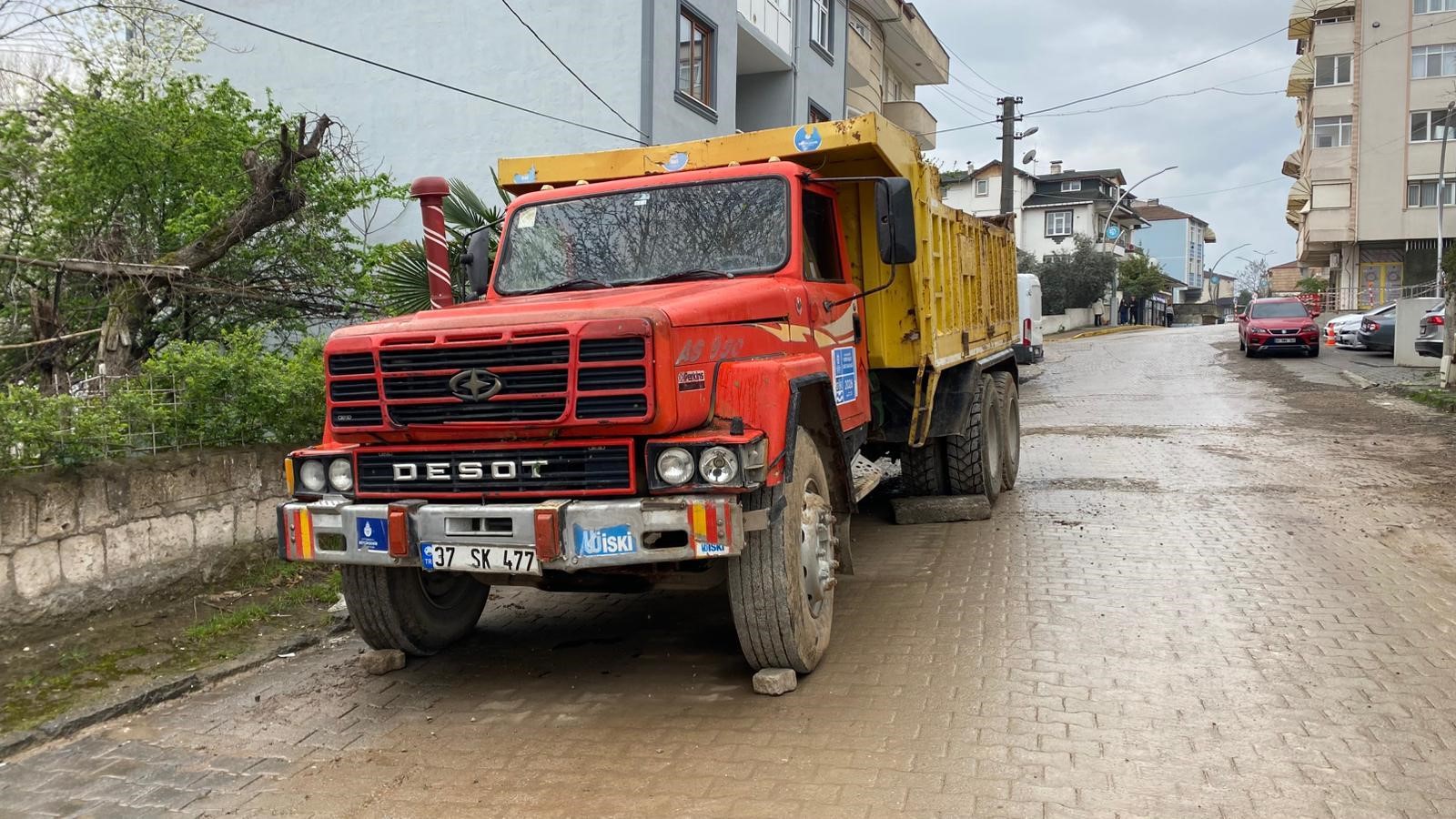 Freni boşalan kamyon dehşet saçtı: Yaşlı adam feci şekilde can verdi