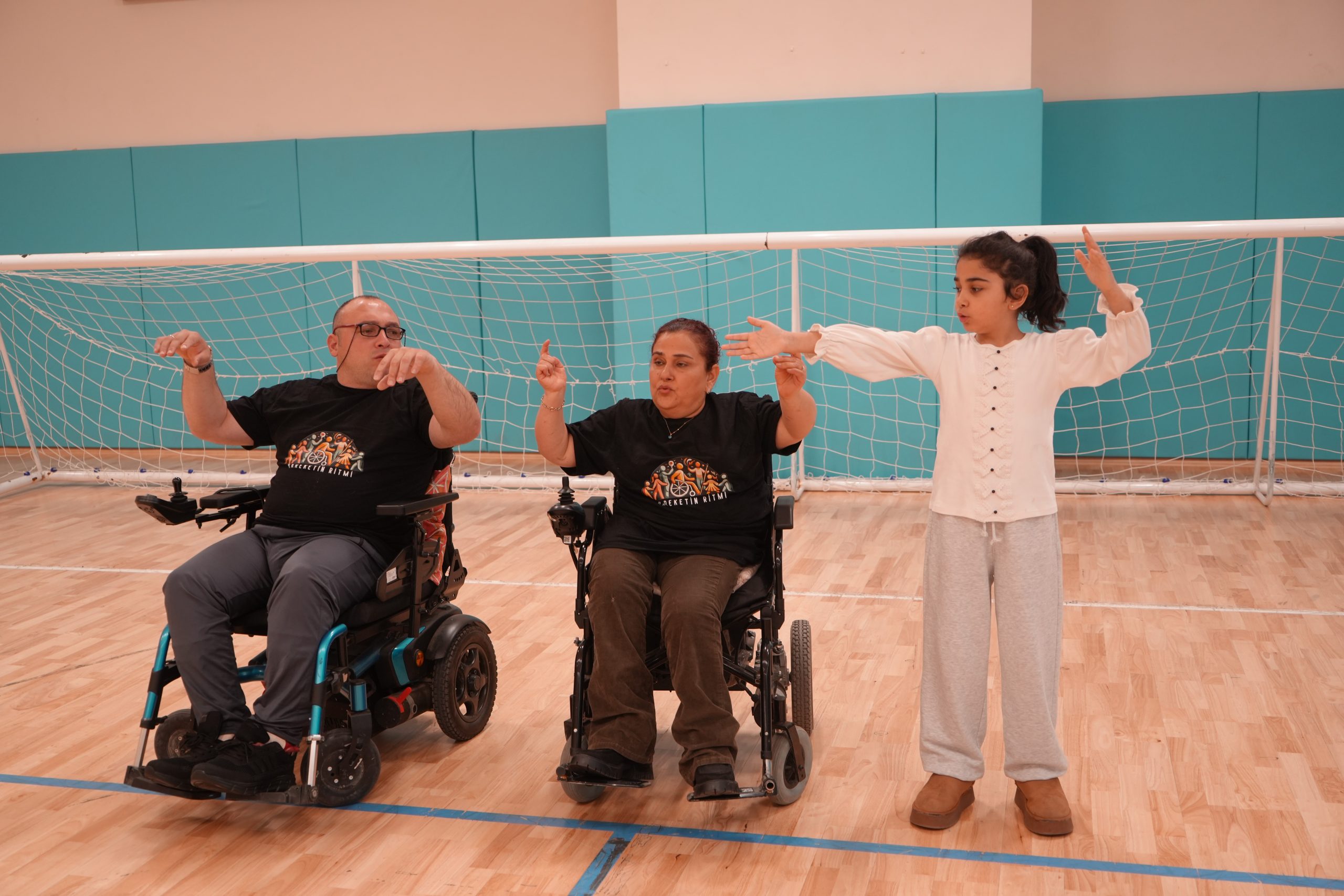 “Engellisiniz” diyenlere en güzel cevap sahnede verildi