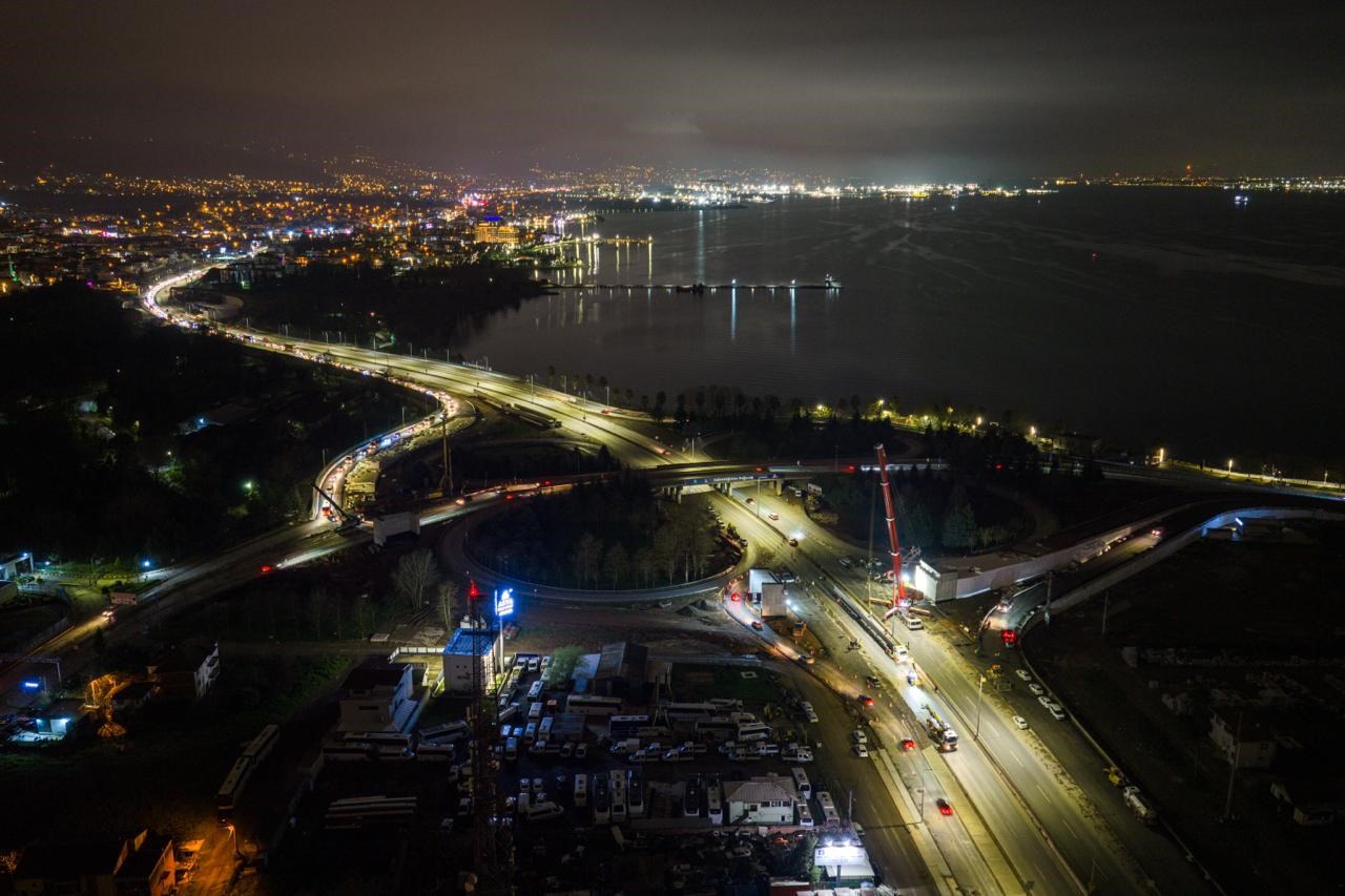 Kocaeli’de 700 tonluk vinçle 9 saatlik gece operasyonu