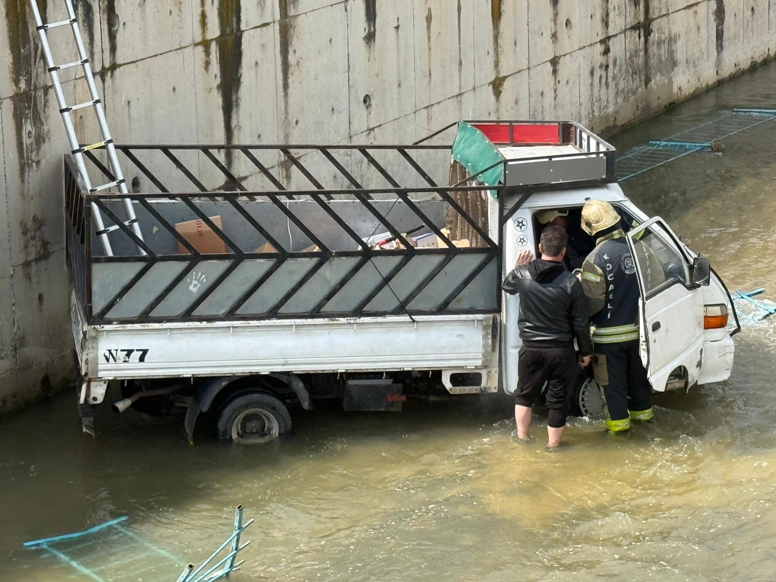 Dereye uçan kamyonetin sürücüsüne dakikalarca kalp masajı yapıldı