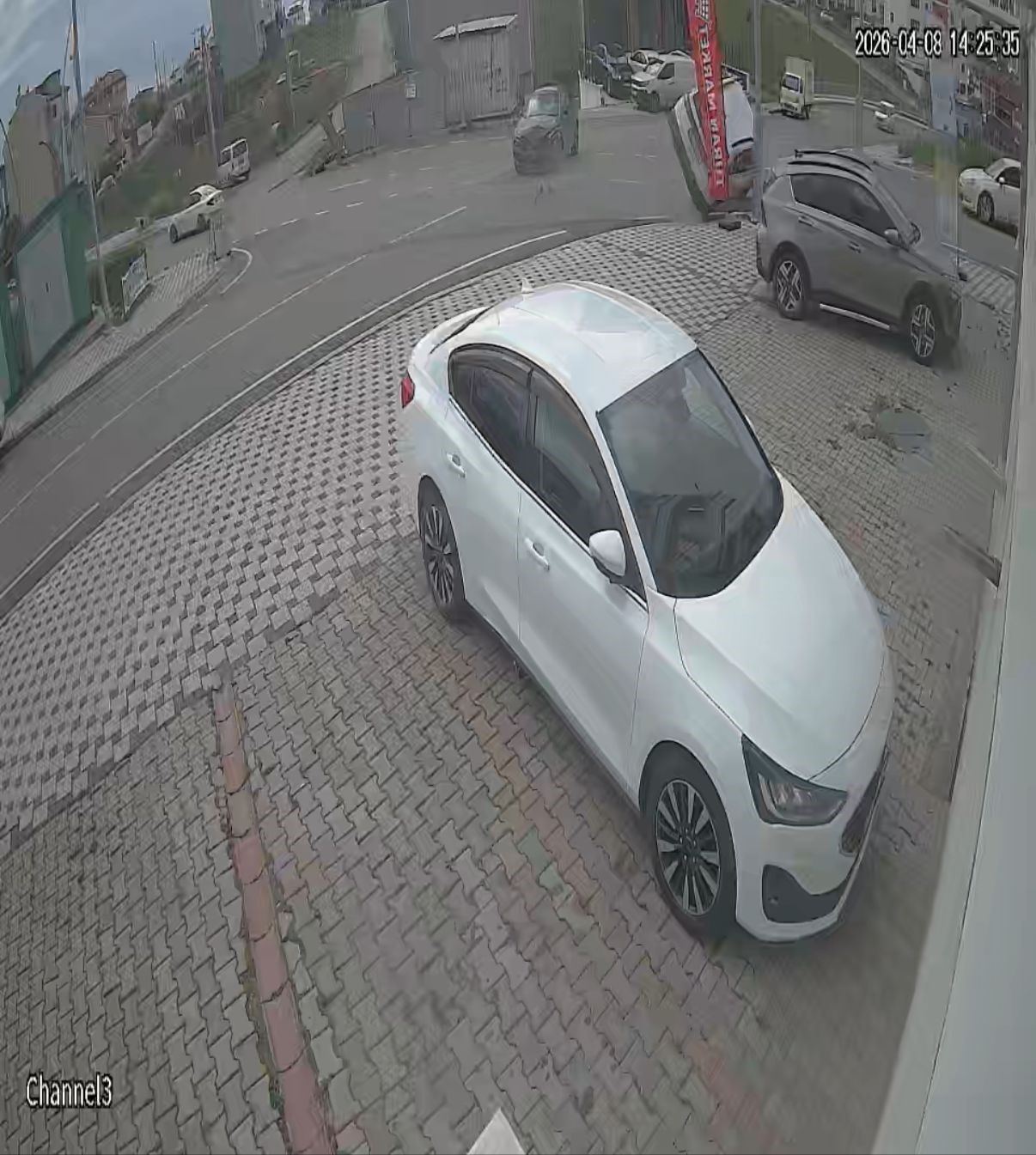 Çarpışan araçlardan biri takla attı, 7 kişi yaralandı: Kaza anı kamerada