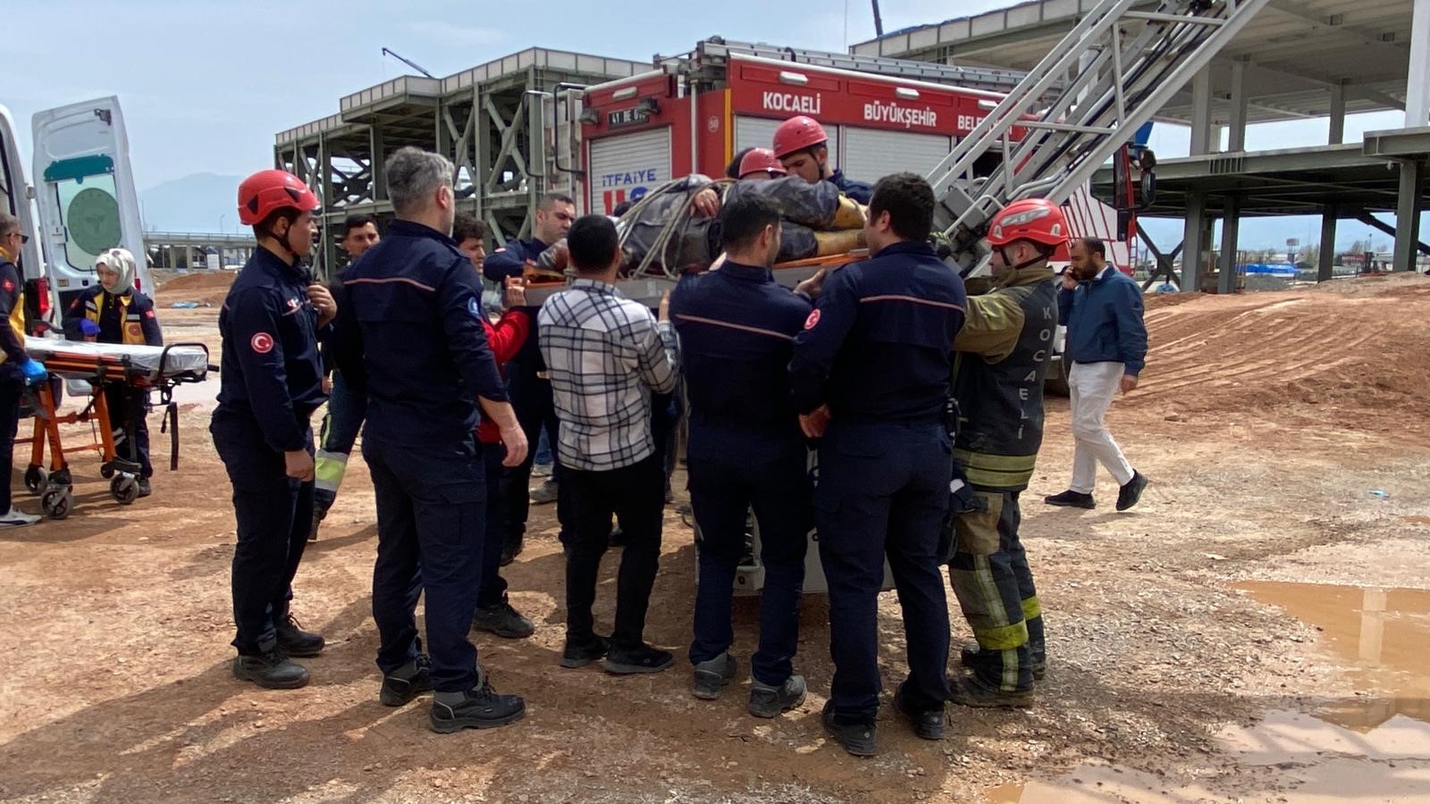 Beton perdah makinesinin çarptığı işçi ağır yaralandı