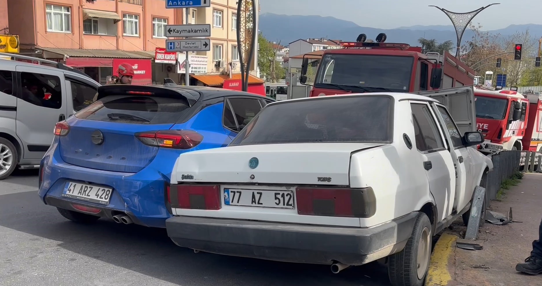 Kocaeli’de facianın eşiğinden dönüldü: Freni tutmayan otomobil bariyerlere çarptı