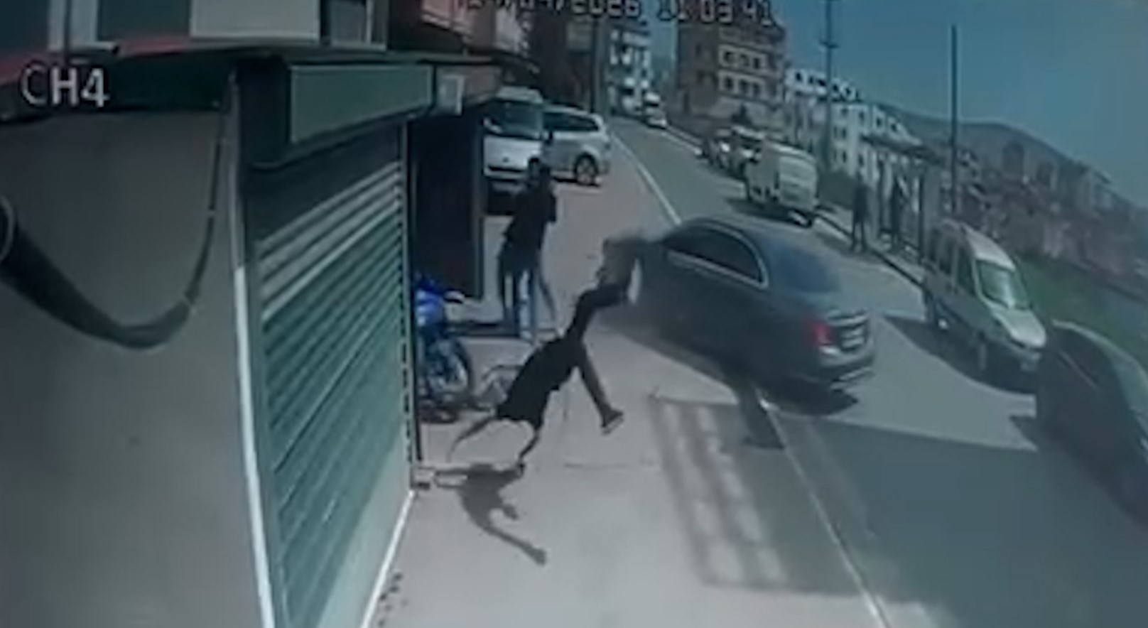 Çocuğunu tehdit ettiğini iddia ettiği motosikletliye otomobiliyle böyle çarptı