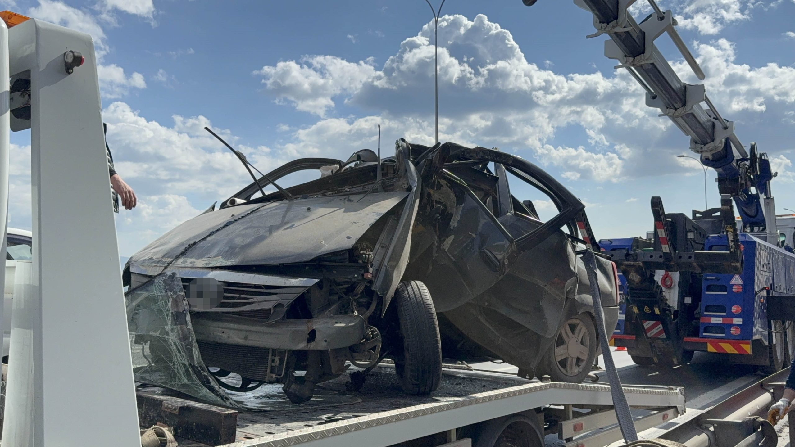 TEM’de otomobil yön levhasına saplandı: 1 kişi yaralandı