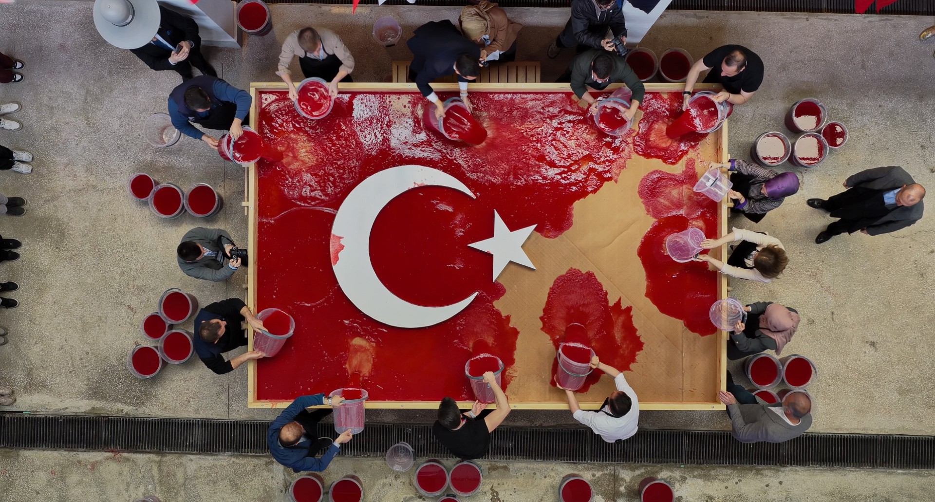 Geleneksel yöntemlerle dev Türk bayrağı yapıldı