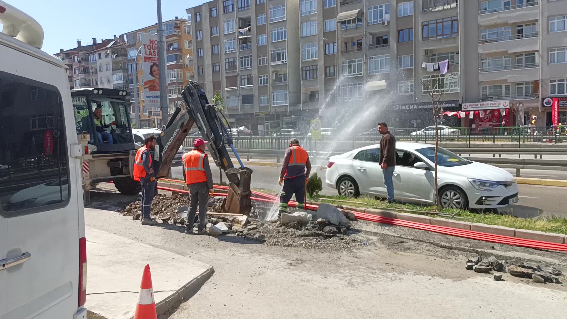Kazı yaparken su borusu patladı, tazyikli su caddeyi esir aldı