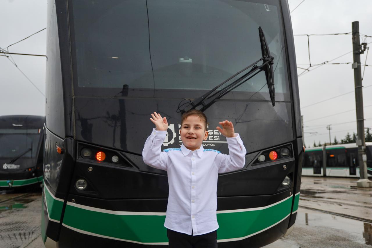 Hayal etti, 6 yaşında vatman oldu