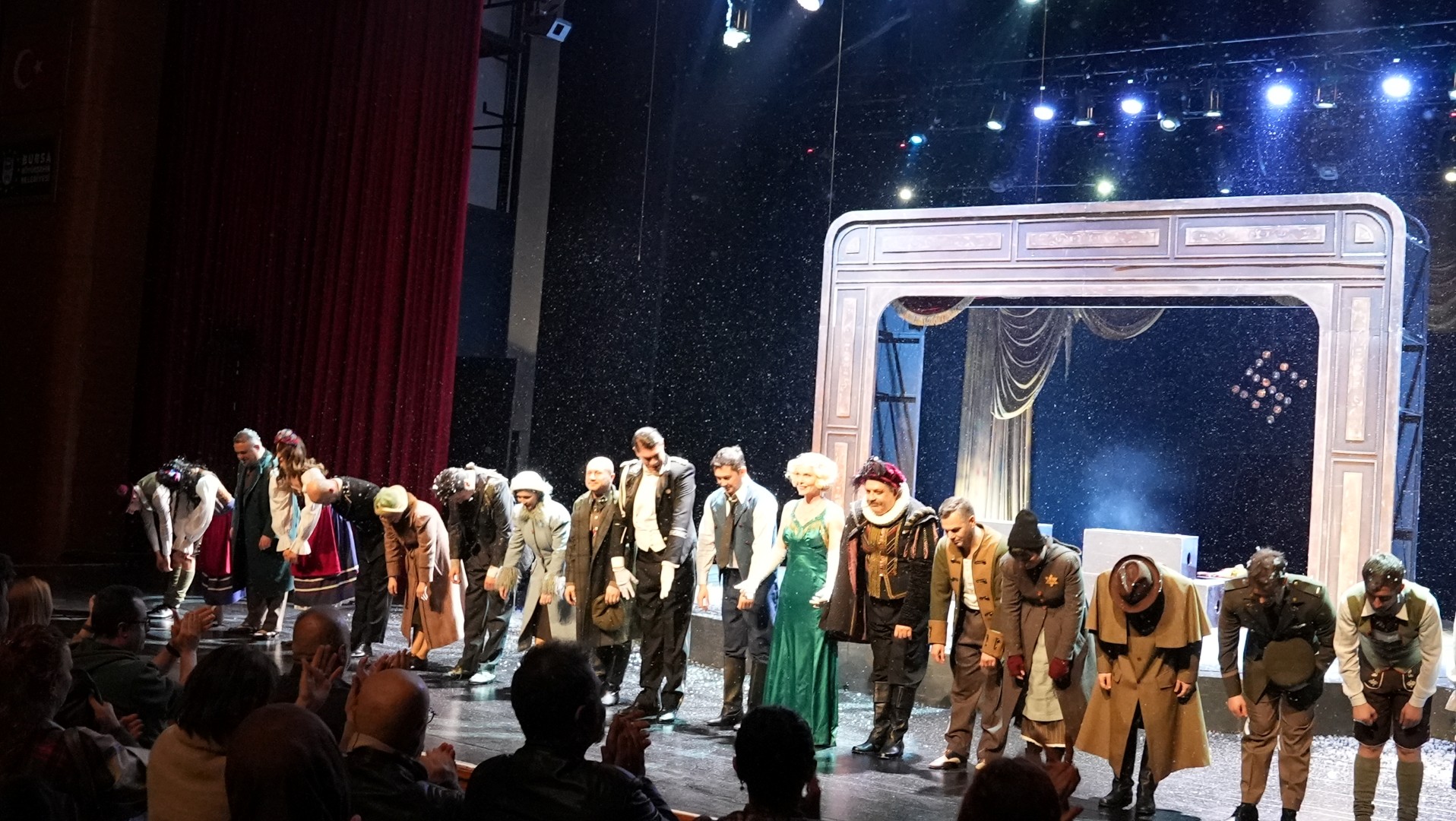 Şehir Tiyatroları, Bursa’da izleyiciyi büyüledi