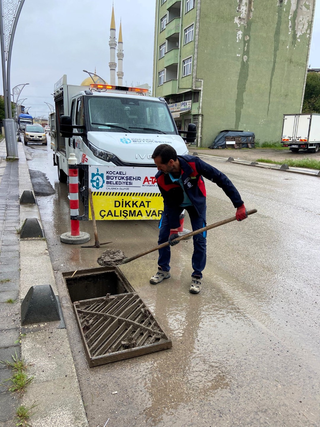 Kocaeli Büyükşehir ekipleri yağışa karşı sahada