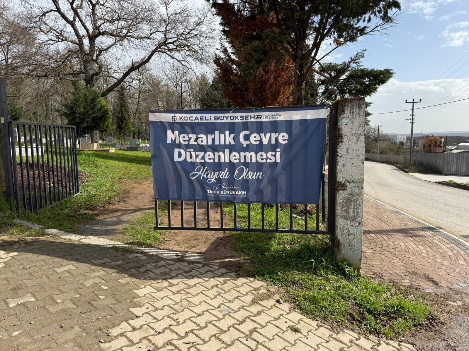 Pelitli Mezarlığı’nda tel çit ve panel uygulaması