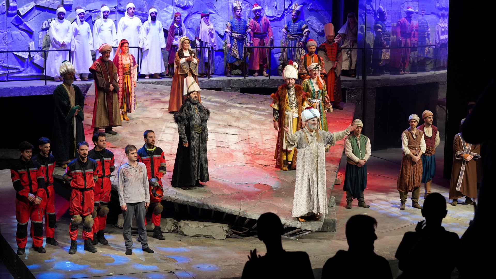 Şehir Tiyatroları’nın gözde oyunu büyülemeye devam ediyor