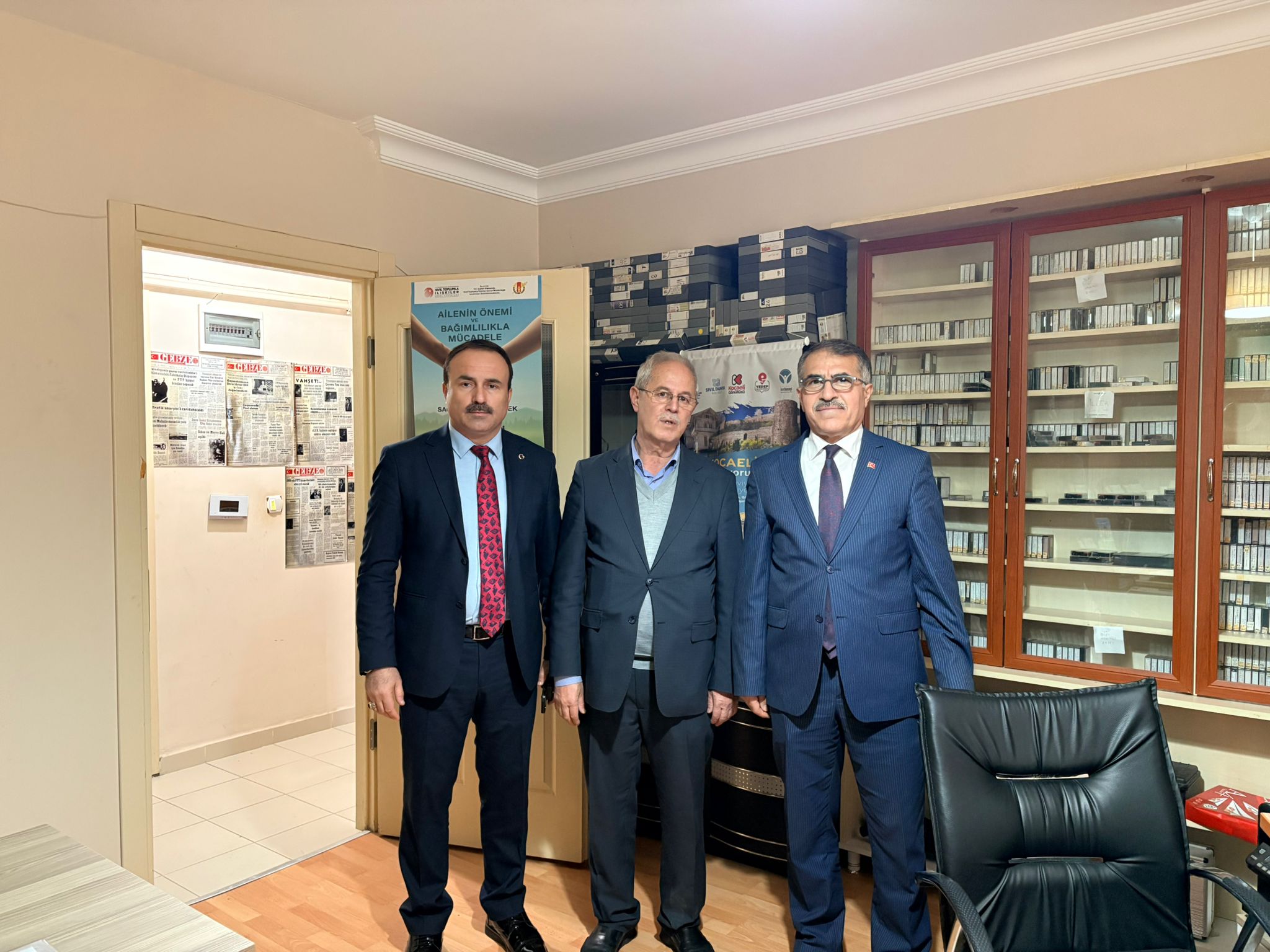 Çayırova Kaymakamı ve Çayırova İlçe Milli Eğitim Müdürü, İKTAV Kütüphanesi’ni ziyaret etti